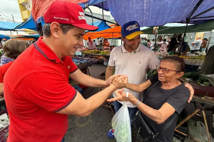 Cadu de Lula recebe carinho do povo seridoense em caminhada na Feira de Caicó