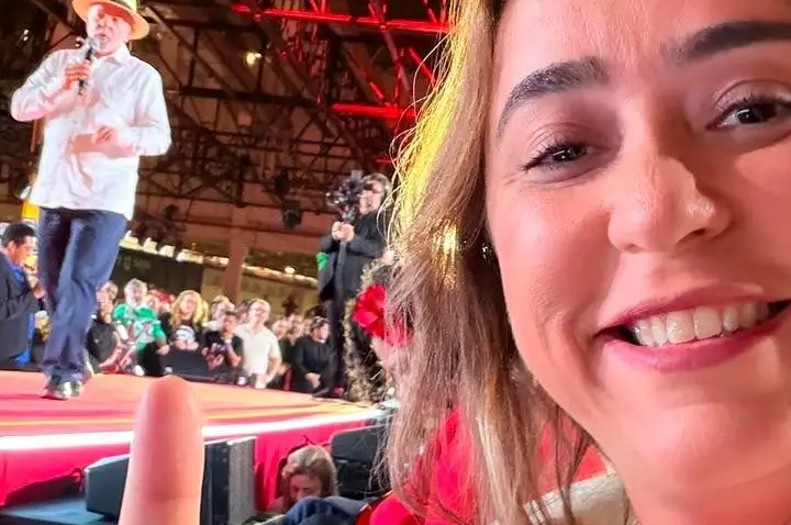 Ao lado de Lula, Samanda participa da convenção que oficializa  candidatura à reeleição do presidente