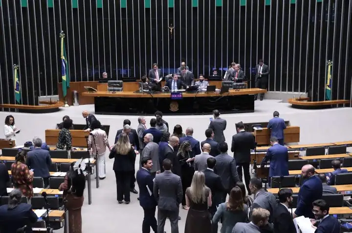 Câmara pode votar nesta quarta-feira piso do magistério e projetos sobre fertilizantes e seguro rural