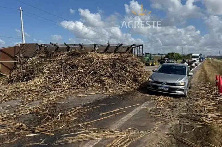 Caminhão tomba e deixa BR-101 parcialmente interditada na Grande Natal