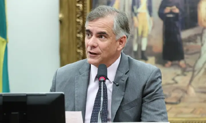 CCJ aprova propostas como fim da escala 6X1 e redução da maioridade penal no primeiro semestre