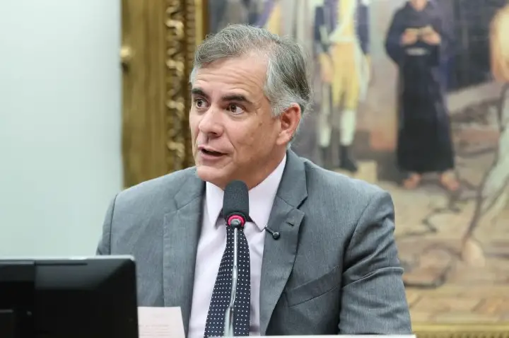 CCJ aprova propostas como fim da escala 6X1 e redução da maioridade penal no primeiro semestre