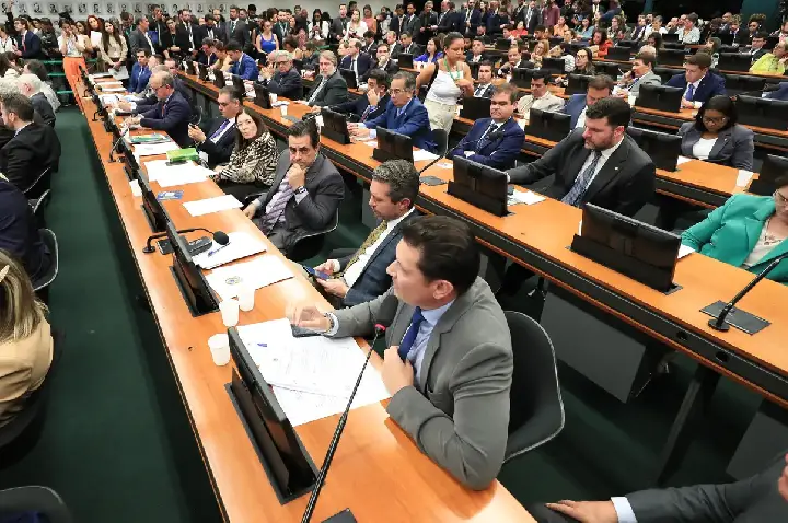 CCJ da Câmara retoma análise do fim da escala 6x1 nesta quarta