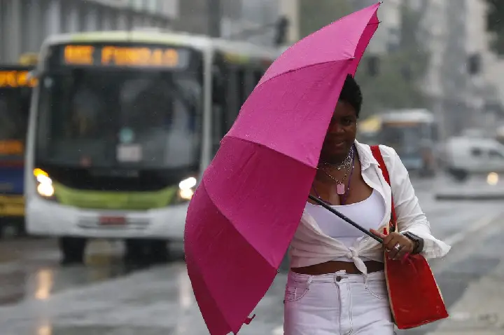Chuva no RJ cancela show em transmissão gratuita de jogo do Brasil