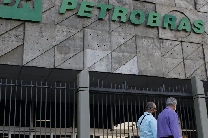 Com alívio da guerra, Petrobras reduz preço do querosene de aviação 