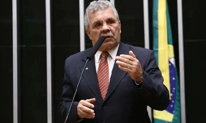 Comissão aprova projeto que proíbe armas para quem tem medida protetiva