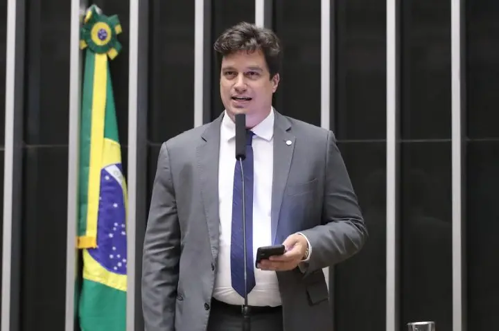 Comissão aprova regras para uso de IA no ambiente de trabalho