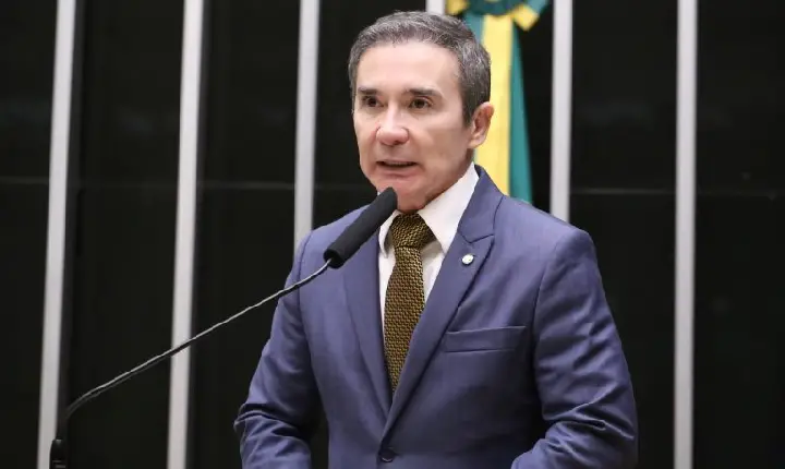 Comissão de Educação aprova projeto que proíbe uso de contêineres e lonas em escolas