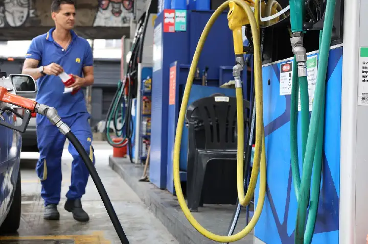 Governo fixa subvenção da gasolina em R$ 0,44 por litro