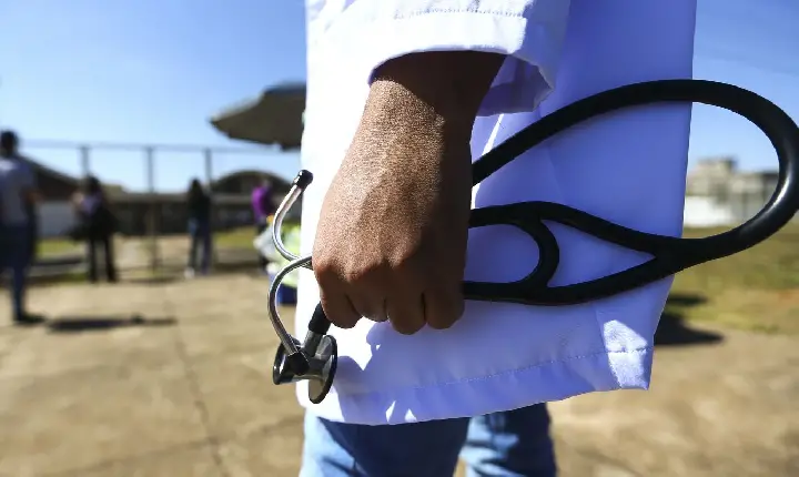 MEC pune mais de 50 cursos de medicina por desempenho insuficiente