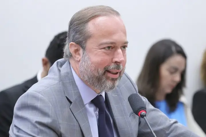 Ministro de Minas e Energia presta esclarecimentos sobre setor elétrico nesta terça