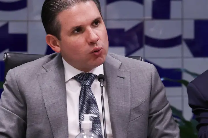 Motta convoca reunião de líderes para votar PL do fim da escala 6x1