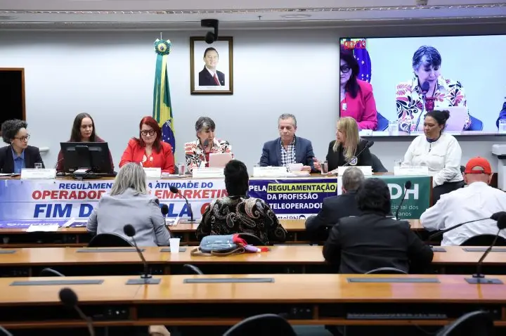 Operadores de telemarketing denunciam precarização do trabalho e pedem regulamentação da profissão