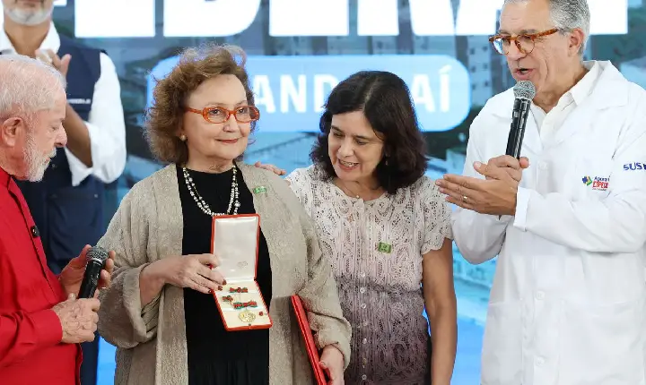Pesquisadora Margareth Dalcolmo recebe medalha Oswaldo Cruz