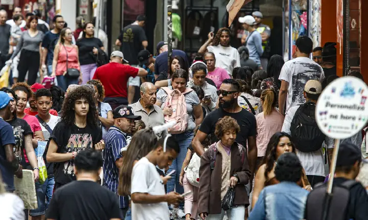 População no Brasil cresce em ritmo menor e está envelhecendo