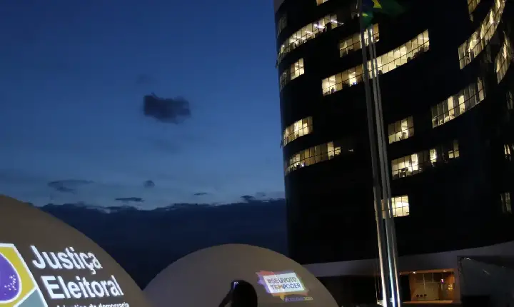 TSE adia decisão sobre suspensão de pesquisa de voto para presidente