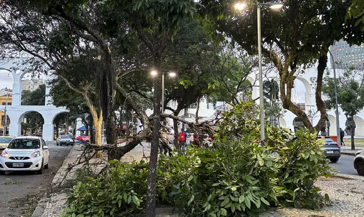 Ventania causa apagão e paralisa transportes no Rio de Janeiro