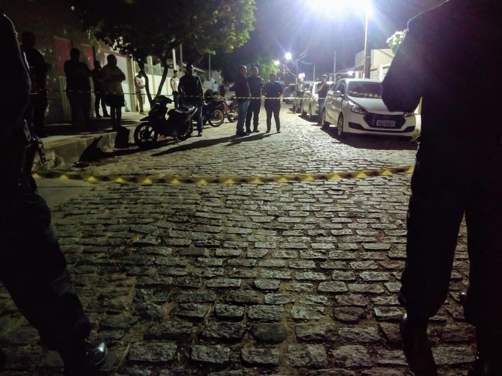 Agente penitenciário é morto a tiros na calçada de casa em Natal; câmera flagrou o crime