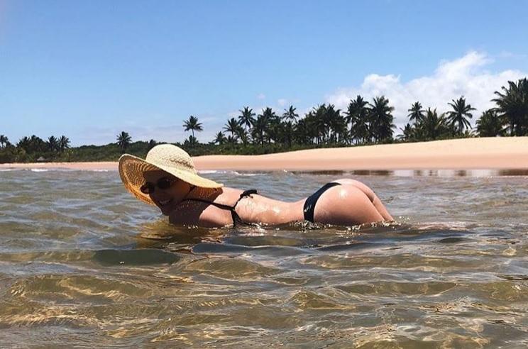 Alice Wegmann empina bumbum em foto de biquíni fio-dental: 