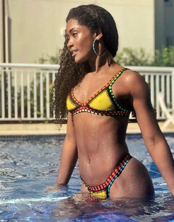 Erika Januza posa de biquíni em piscina e seguidores elogiam corpo natural: 