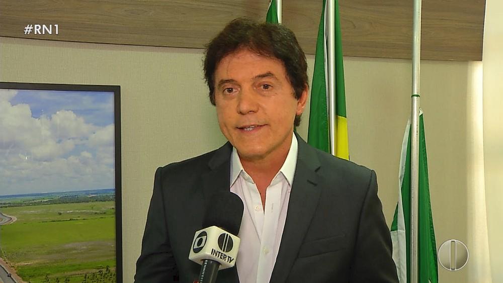 Governador do RN anuncia que vai pagar 13º salário atrasado de 2017 para servidores ativos