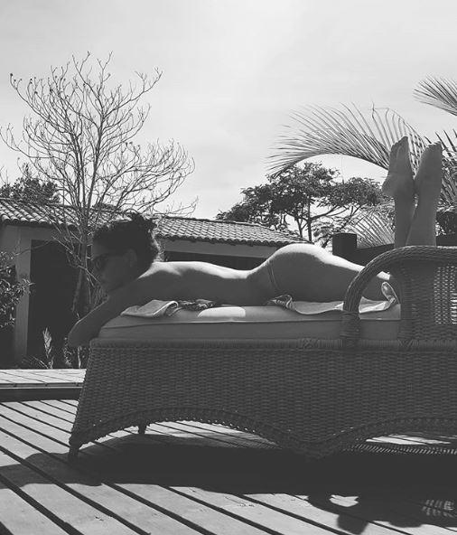 Paloma Bernardi publica foto com o bumbum para o alto e comemora: 