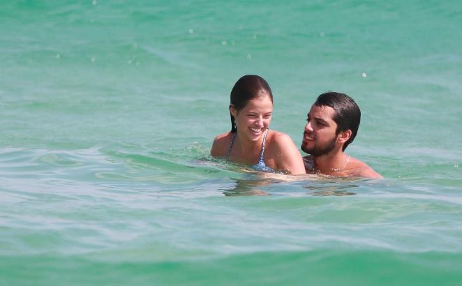 Agatha Moreira e Rodrigo Simas beijam muito em dia de praia no Rio de Janeiro