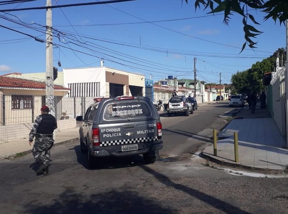Assaltante é baleado ao trocar tiros com PMs durante arrastão na Zona Sul de Natal; três são presos