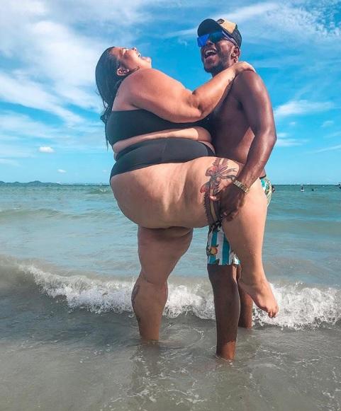 Bailarina de Anitta, Thais Carla posa com marido em praia na Bahia