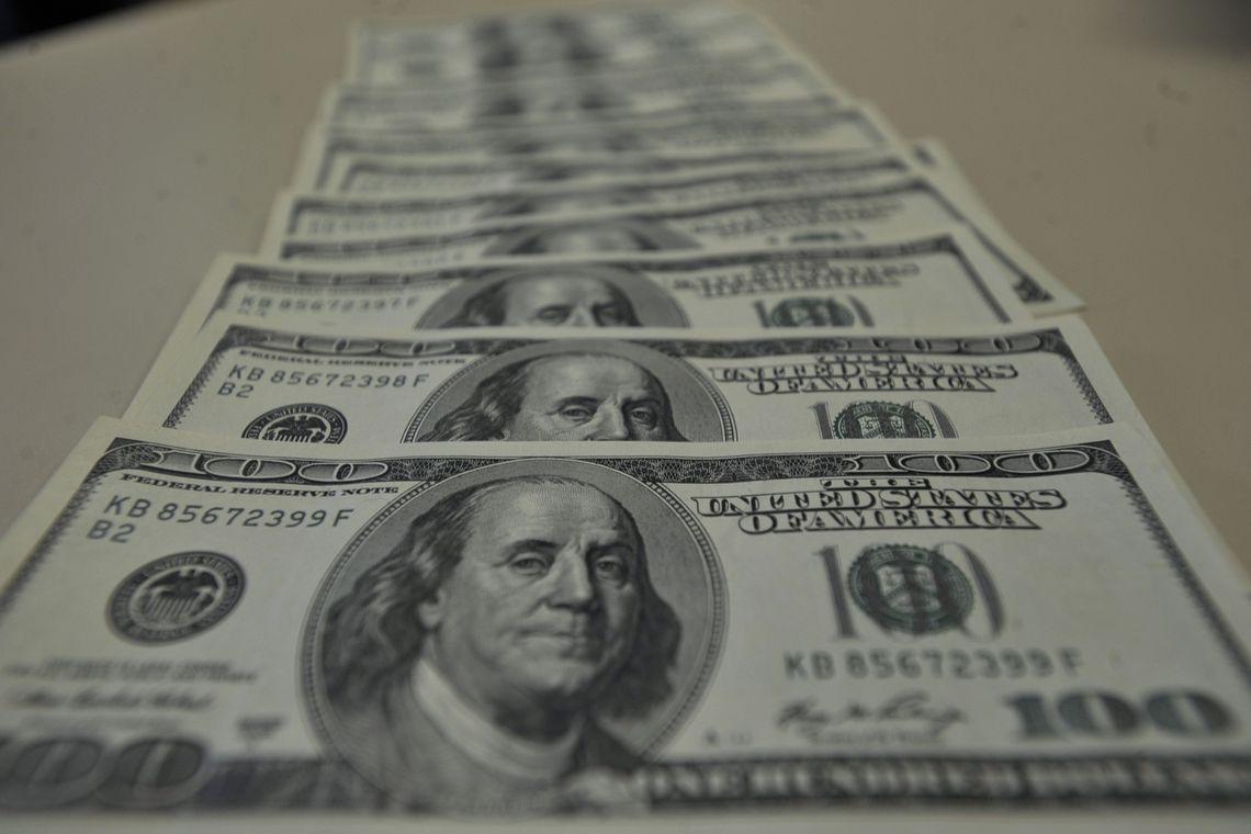 Bolsa de Valores abre em queda e dólar sobe para R$ 3,69