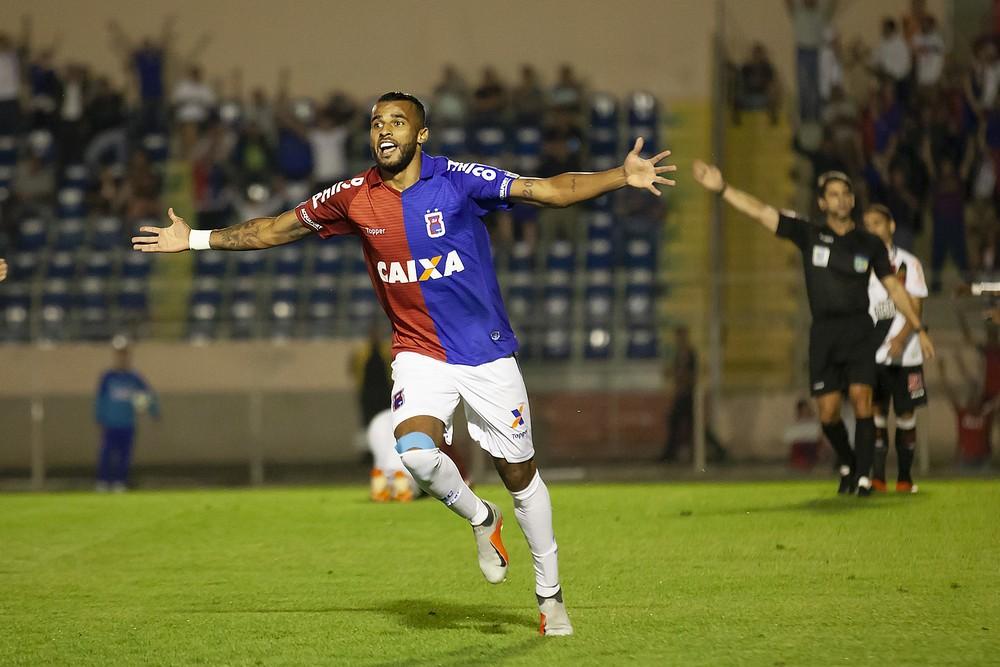 Botafogo e Internacional negociam troca, e Alex Santana se aproxima do Alvinegro