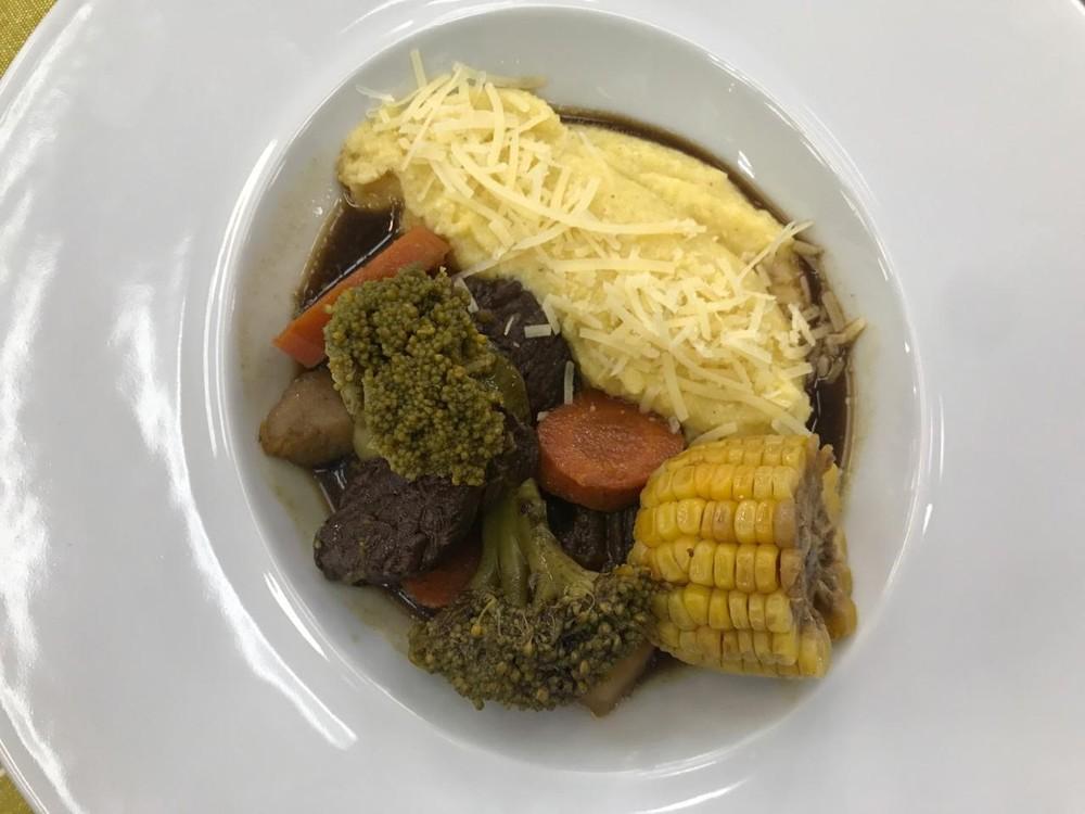 Cozido de Acém com Polenta de Milho de Pipoca