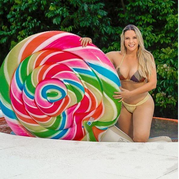 De biquíni, Carla Perez posa com pirulo gigante e exibe silhueta enxuta