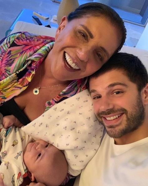 Duda Nagle posa com Zoe e Leda: 