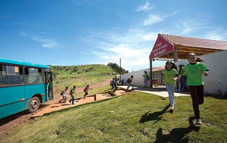 Governo Bolsonaro ameaça fechar escolas do MST que atendem 200 mil alunos