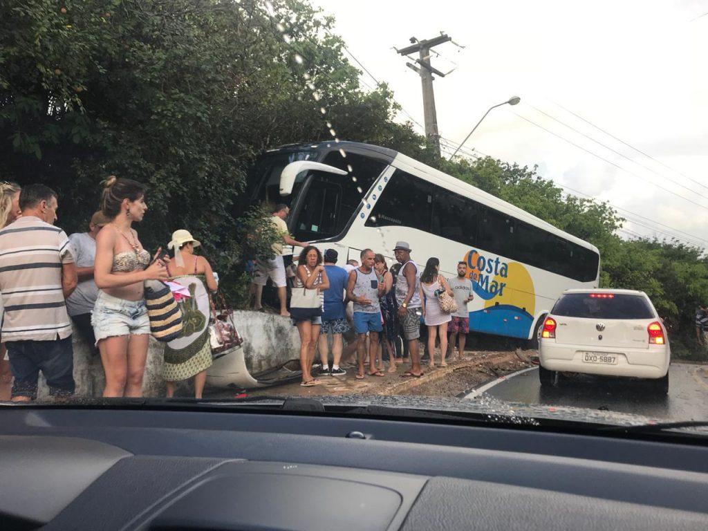 Grave acidente entre ônibus e carro deixa um morto na entrada de Pipa, RN