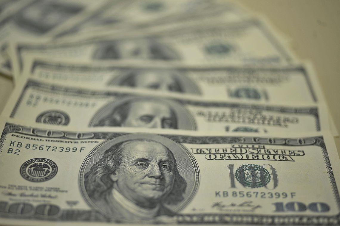 Ibovespa opera em alta e dólar custa R$ 3,72