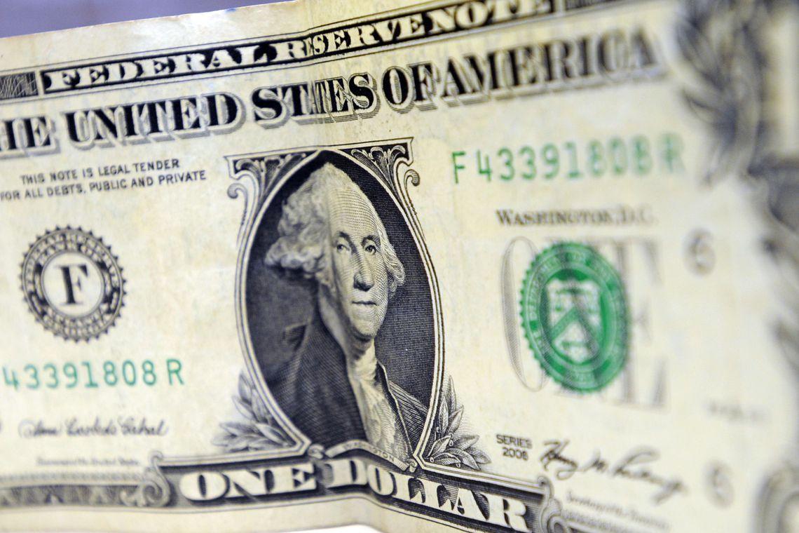 Ibovespa opera em baixa e dólar é vendido a R$ 3,72