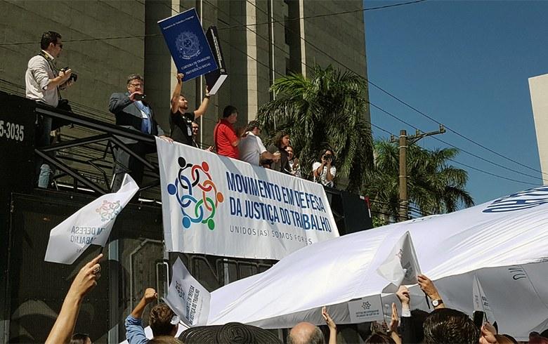 Juízes, advogados e servidores protestam contra ameaças à Justiça do Trabalho
