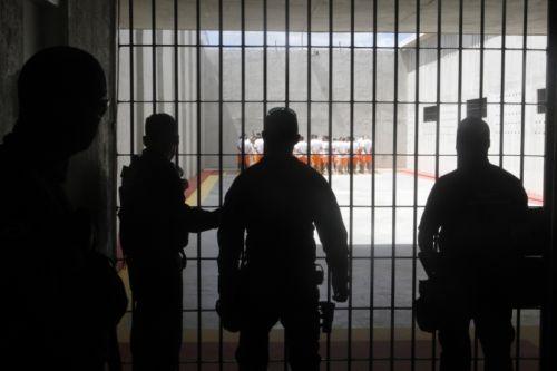 Justiça autoriza a transferência de 21 líderes de facção do Ceará para um presídio federal
