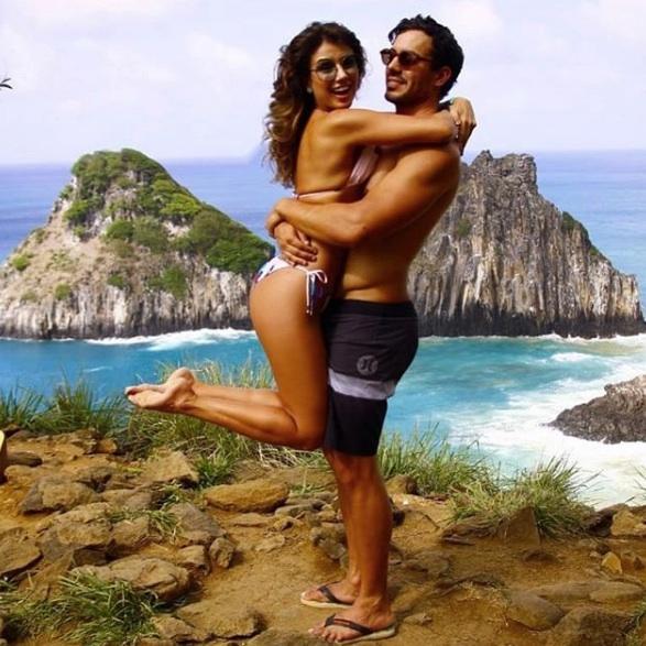 Paula Fernandes posa agarrada ao namorado em Fernando de Noronha: ''Vamos voar em 2019!