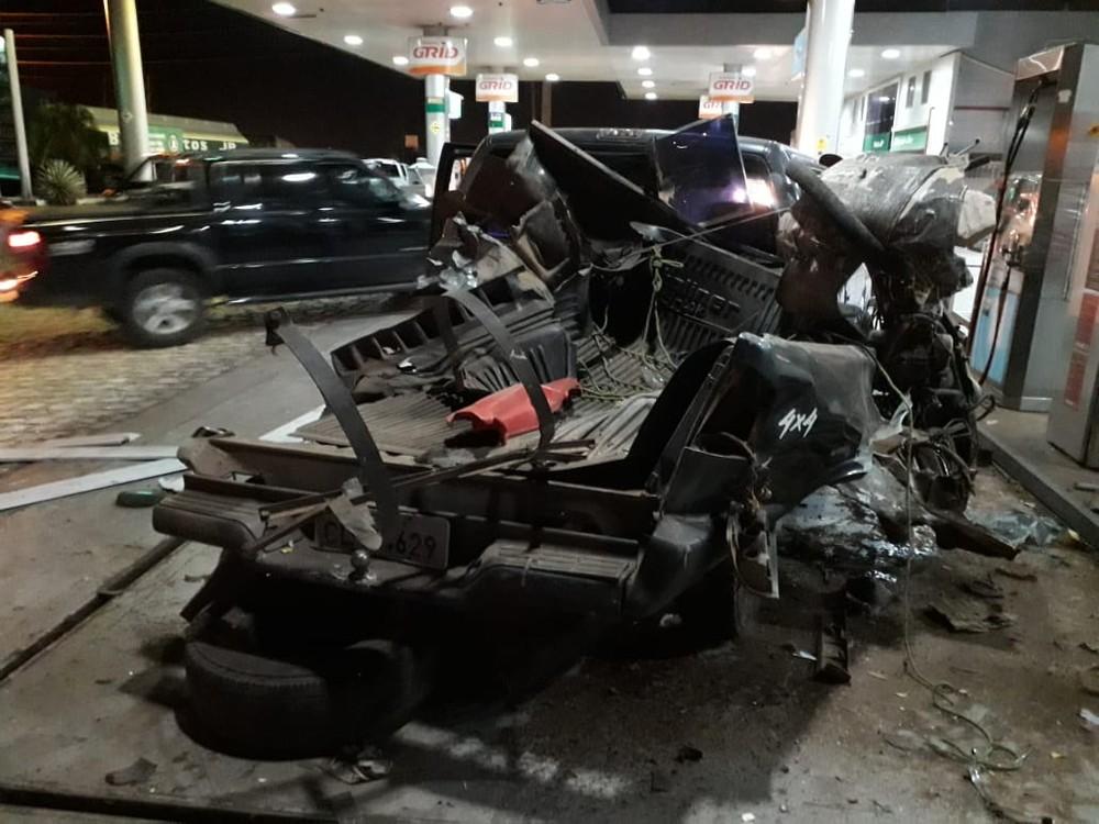 Vídeo mostra carro e moto destruídos após explosão de cilindro de gás em posto de combustíveis de Mossoró