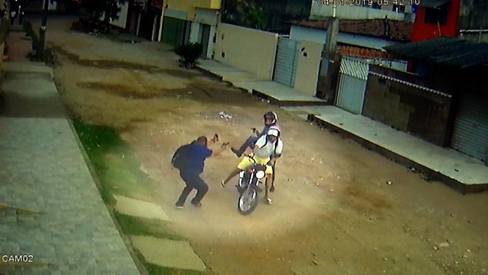 Vídeo mostra momento em que PM reage a assalto em Natal; um morre e outro fica ferido