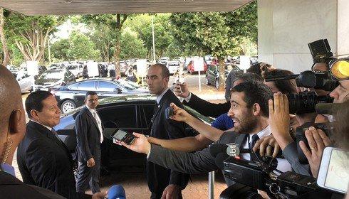 chegam aos cargos após a renúncia de políticos qu