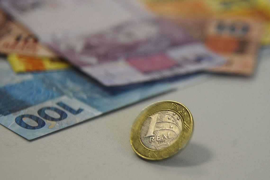 Confiança do consumidor recua 0,5 ponto em fevereiro
