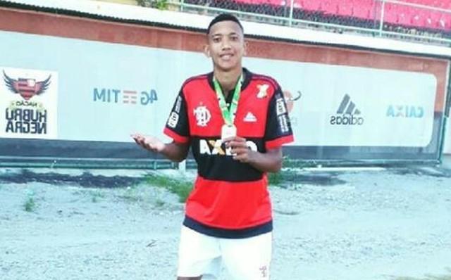 Corpo do jogador Athila Paixão, morto em incêndio no CT do Flamengo, é sepultado em Sergipe