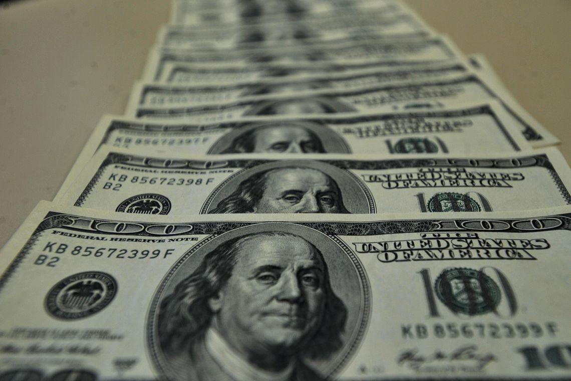 Ibovespa opera em queda, com dólar em R$ 3,67