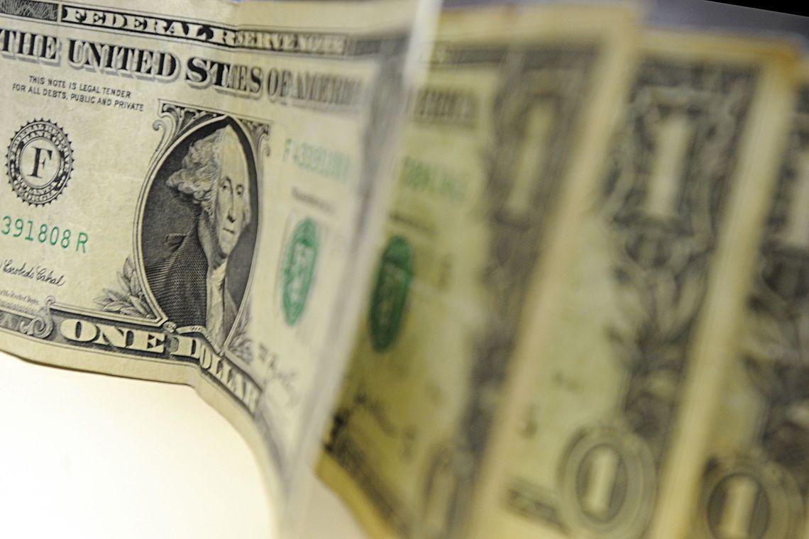 Ibovespa opera em queda e dólar vale R$ 3,67