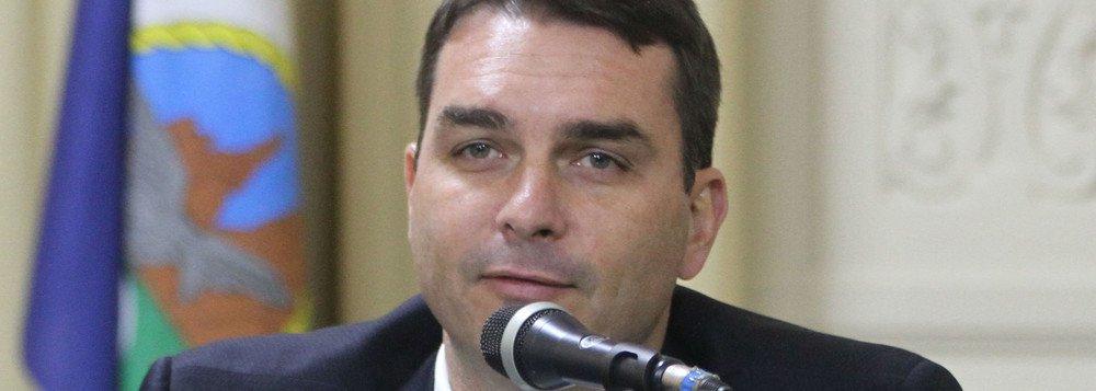 IRMÃ DE MILICIANOS ASSINAVA CHEQUES DE FLÁVIO BOLSONARO
