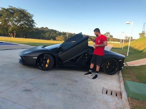 Lá vem o Batman! Gusttavo Lima ostenta carro de luxo e Lucas Lucco comenta